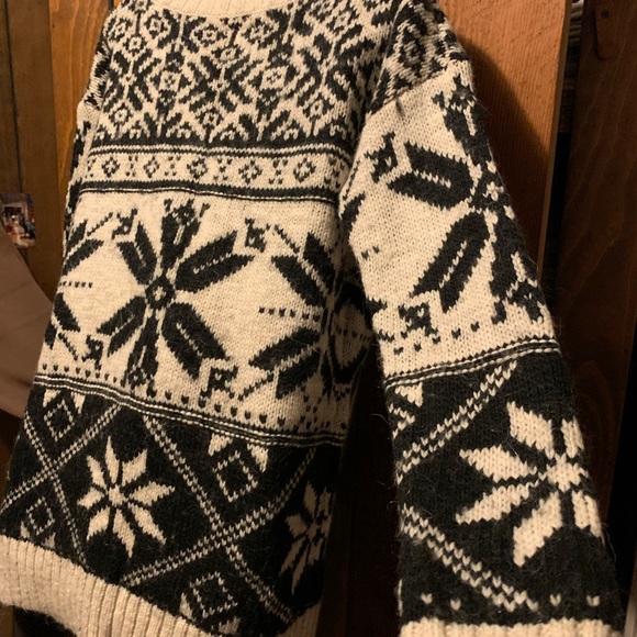 American Eagle Snowflake Sweater - Picture 8 of 13